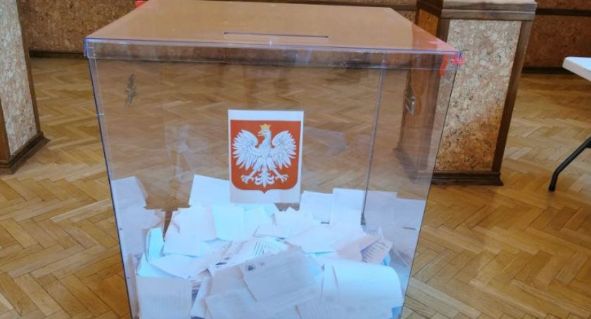 Do godziny 12 najliczniej głosowali  mieszkańcy Młynów, najmniej licznie – Rozborza Okrągłego. Sprawdź frekwencję w swojej gminie 