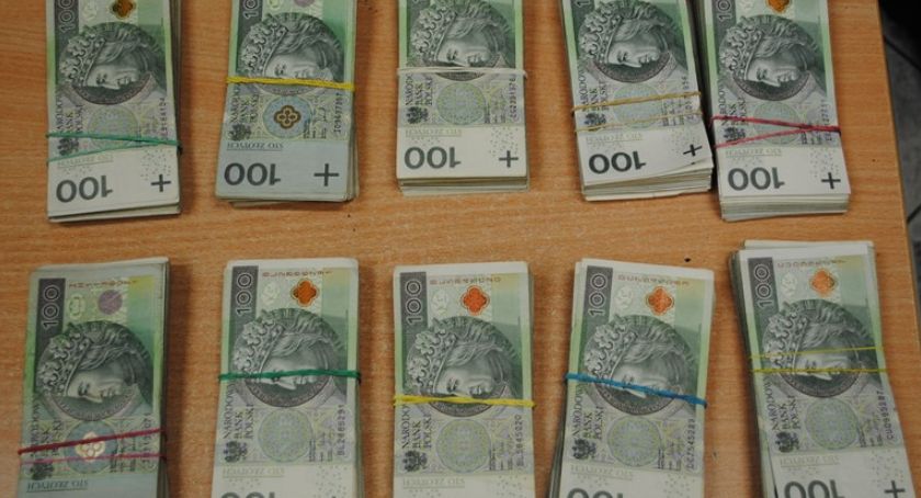 100 tys. zł w foliowym worku. Kierowca nie zgłosił przewozu gotówki 