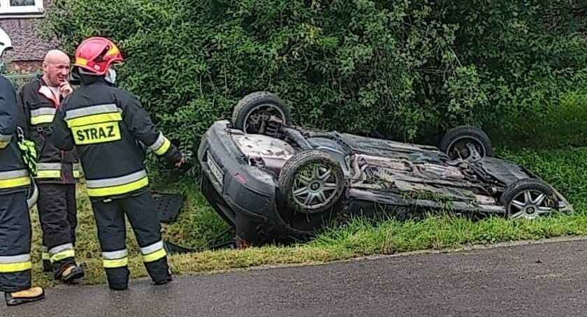 18-latka straciła panowanie na łuku jezdni, seat dachował