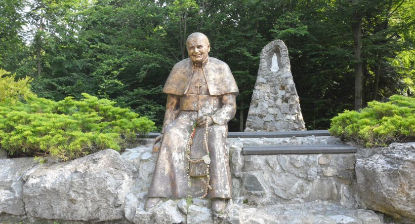 Ku czci świętego papieża. Upamiętnienia Jana Pawła II na terenie gminy Roźwienica