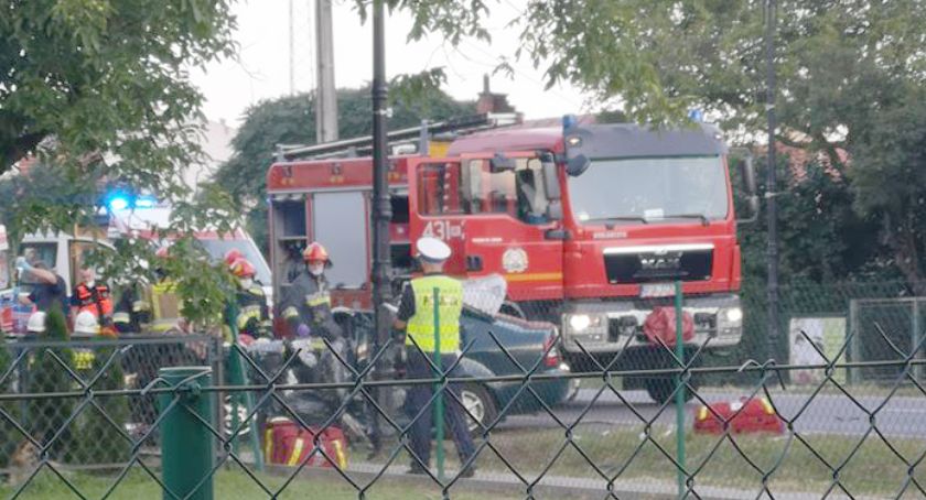 Cztery osoby zostały przewiezione do szpitala. Zjechał z drogi i uderzył w przepust