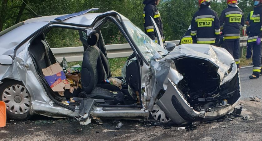 Tragiczny wypadek w Tyniowicach. Nie żyje pasażerka citroena.