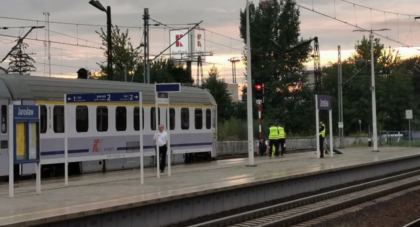 Kobieta rzuciła się pod pociąg 