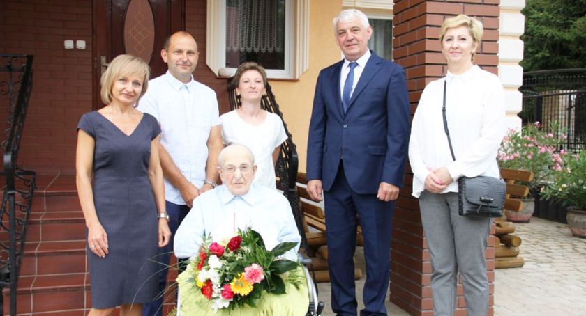 Życzenia i kwiaty od władz samorządowych. Setne urodziny pana Kazimierza