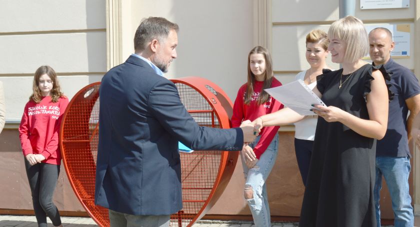 Serce na nakrętki stanęło przed Szkołą Podstawową nr 6. Wrzuć nakrętkę, pomóż niepełnosprawnym