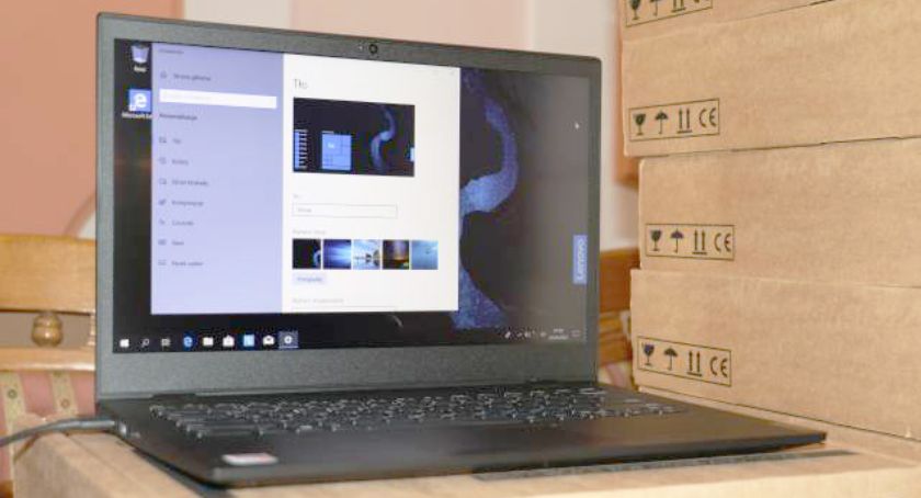 165 laptopów, 30 modemów, 40 ultrabooków trafiło do szkół. Kolejne laptopy i modemy dla zdalnej szkoły