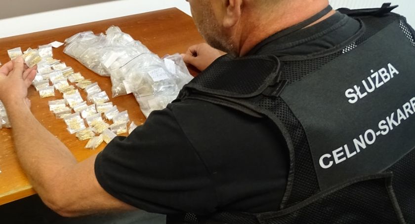 Biżuteria, zapachy samochodowe, papierosy. Przemyt wykryty w autokarach 