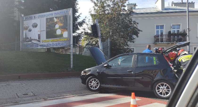  Fiat punto uderzył w latarnię po zderzeniu z vw transporterem