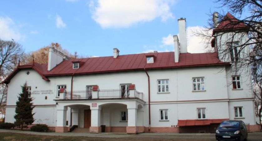Część szkół na terenie powiatu wprowadziła hybrydowy lub całkowicie zdalny system nauczania 