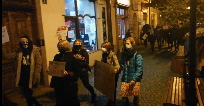 Protest kobiet. Tłum mieszkańców przeszedł ulicami Jarosławia 