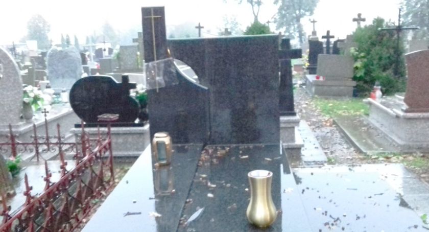  Na pustym grobie generała Papały wciąż płoną znicze