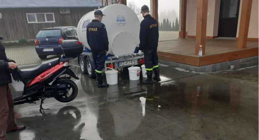 Punkty dostawy wody. - Wdrożyliśmy wszystkie zalecenia Sanepidu - mówi wójt M. Ryznar