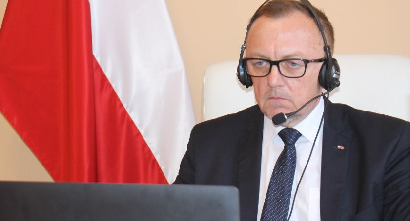 Radni powiatowi o epidemii i oświacie