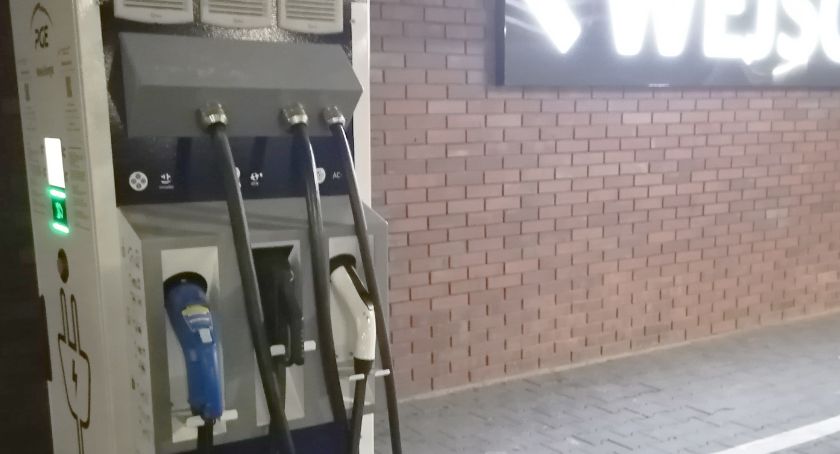 Pierwsza stacja ładowania aut elektrycznych w Jarosławiu otwarta na parkingu Galerii Stara Ujeżdżalnia 