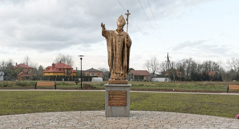 Pomnik papieża Jana Pawła II stoi już w Rokietnicy 