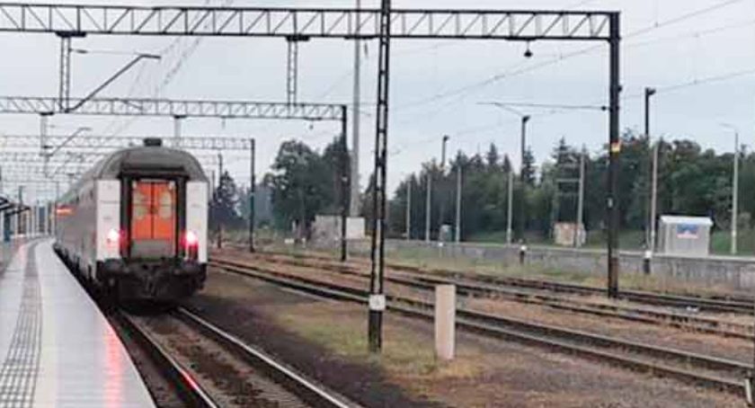 Kobieta wtargnęła pod pociąg