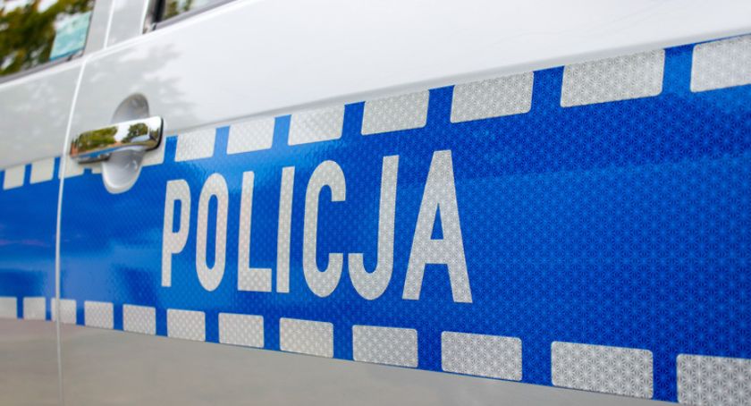 Mercedes dachował, uderzył w znak i ogrodzenie 