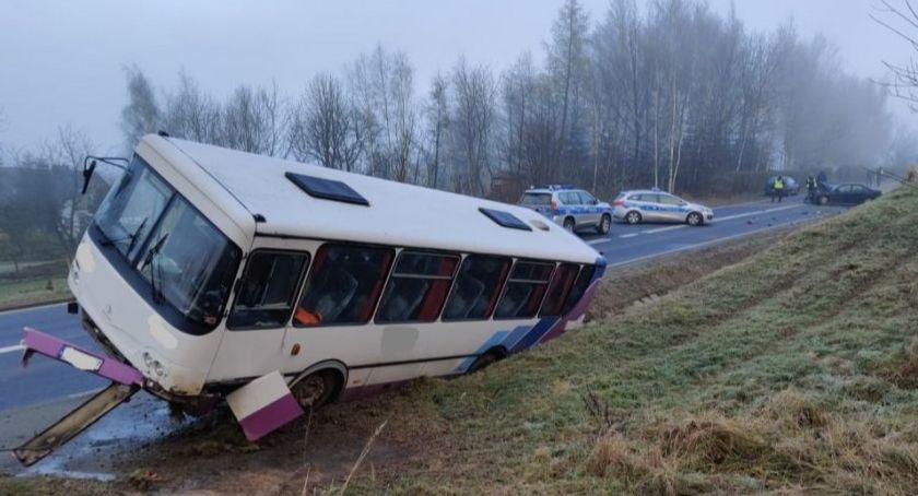Zablokowana droga: autobus wpadł w poślizg i uderzył w dwa auta
