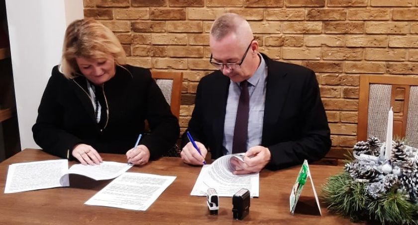 Stawki za odbiór śmieci się nie zmieniły.W Rokietnicy podpisano umowę