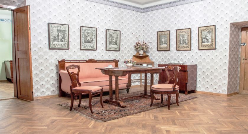 Meble po konserwacji wróciły do pałacu w Zarzeczu