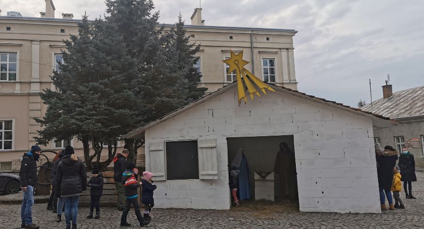 Mali kolędnicy przyszli do szopki przy Kolegiacie kolędować Jezusowi 