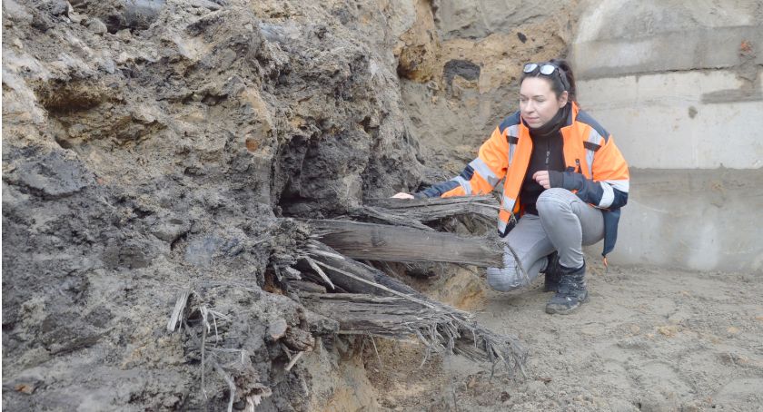 Przy wykopach na ulicy Grunwaldzkiej odkryli drewniany trakt