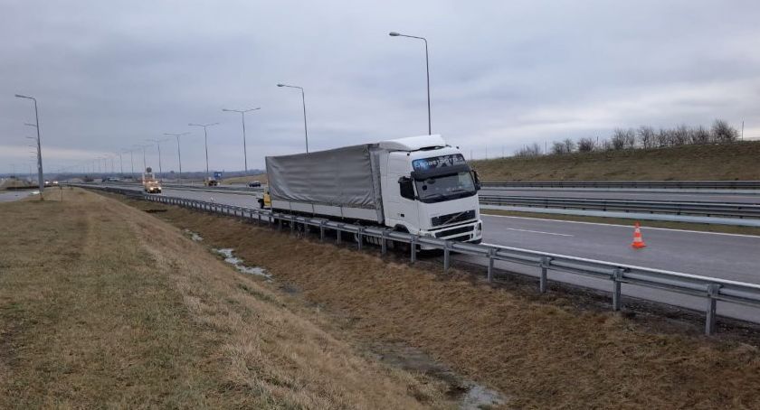 Pijany kierowca tira uderzył w bariery na autostradzie 