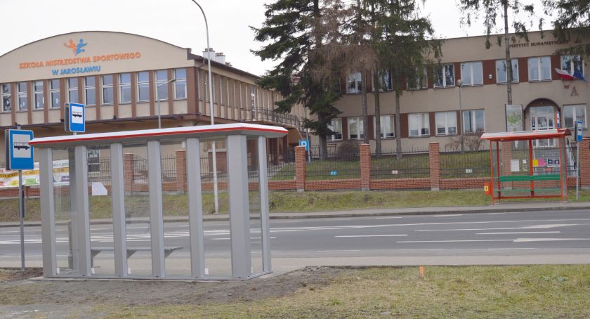 Przystankowy folklor - co roku inne i tak samo niepraktyczne