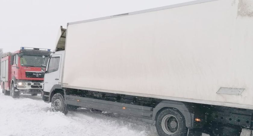 Tir utknął w zaspie, pomogli strażacy