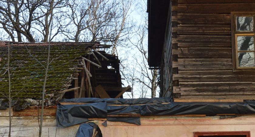Remont dworu w Pruchniku trwa, a dobudówka w stanie katastrofalnym
