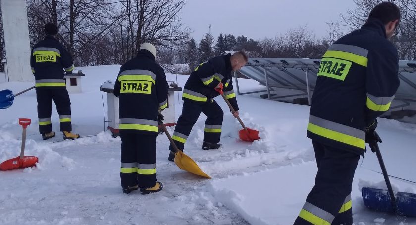 Strażacy z Rokietnicy pomogli odśnieżyć dach szkoły w Tapinie 