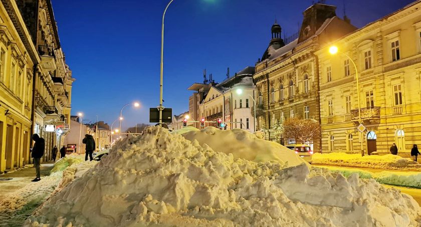 Dlaczego służby miejskie nie wywożą śniegu z ulic?