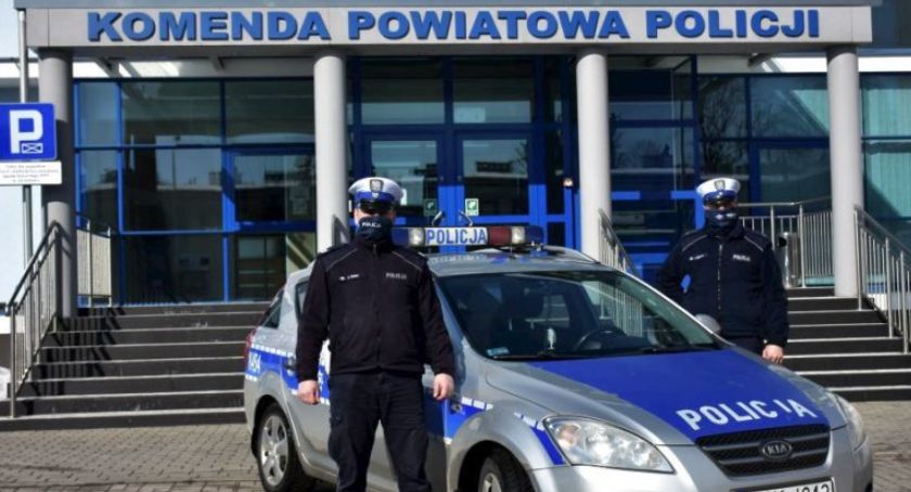 Policjanci pilotowali kobietę z podejrzeniem zawału serca