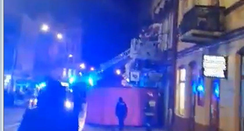 Akcja policji i straży pożarnej: mężczyzna wszedł na gzyms kamienicy (WIDEO)