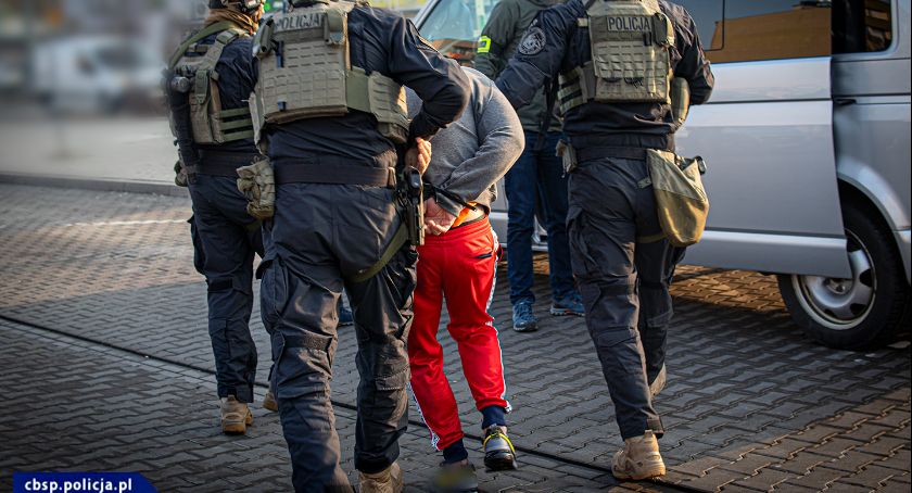 Policja rozbiła gang nadzorujący agencje towarzyskie i rozbojami eliminujący konkurencję (WIDEO)
