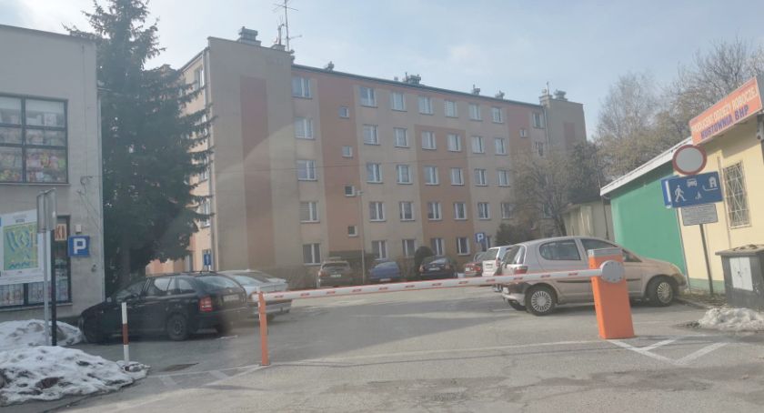 Założyli szlaban, ale miejsca na parkingu dla nich nie ma