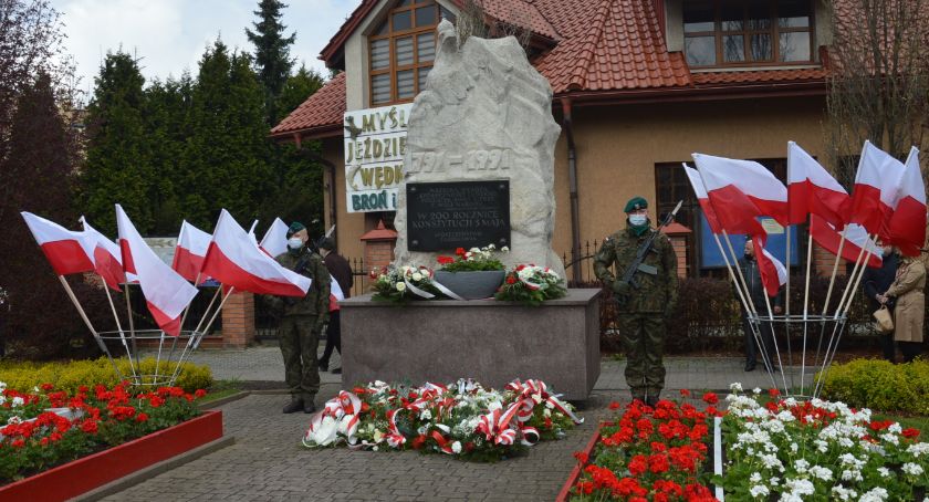 Msza św. i złożenie kwiatów pod pomnikiem w 230. rocznicę uchwalenia Konstytucji 3 Maja