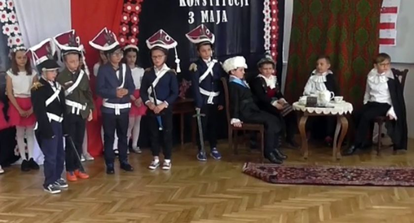 Uczniowie klasy II B z Szówska uczcili Święto Konstytucji 3 Maja 