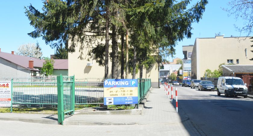 Parking przy Świętego Ducha zamknięty, a auta stoją na ulicy