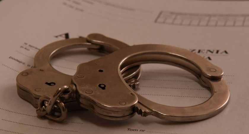 Ugryzł policjanta w rękę, a drugiego kopnął w klatkę piersiową