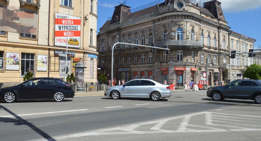 Na skrzyżowaniu dochodzi do wypadków. Czy nie można włączyć sygnalizacji świetlnej? 