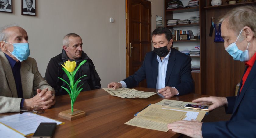 Listy z obozu, klepsydra i zeszyt trafiły do Izby Pamięci