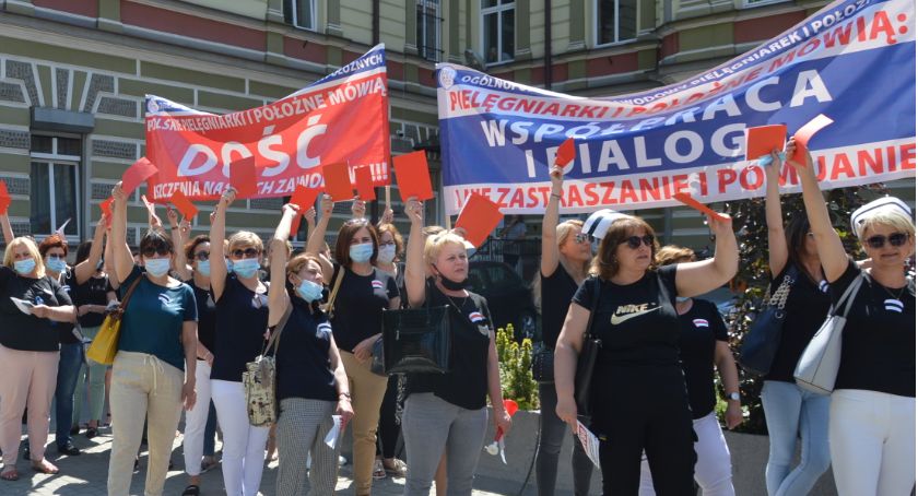 Pielęgniarki z COM i SP ZOZ przeszły ulicami miasta pod starostwo