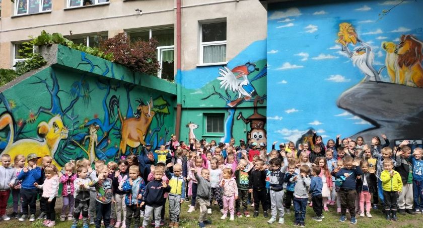 Bajkowy mural na przedszkolu dzięki kibicom z Młodego JKS-u