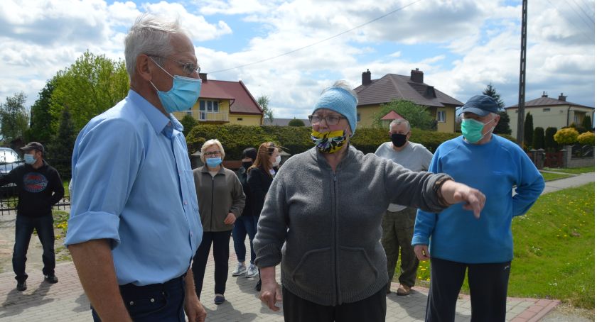 Mieszkańcy Ryszkowej Woli nie chcą drogi pod oknami i nie chcą burzyć swoich ogrodzeń