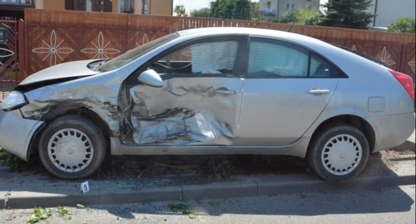 Zderzenie seata z nissanem. Trzy osoby trafiły do szpitala  