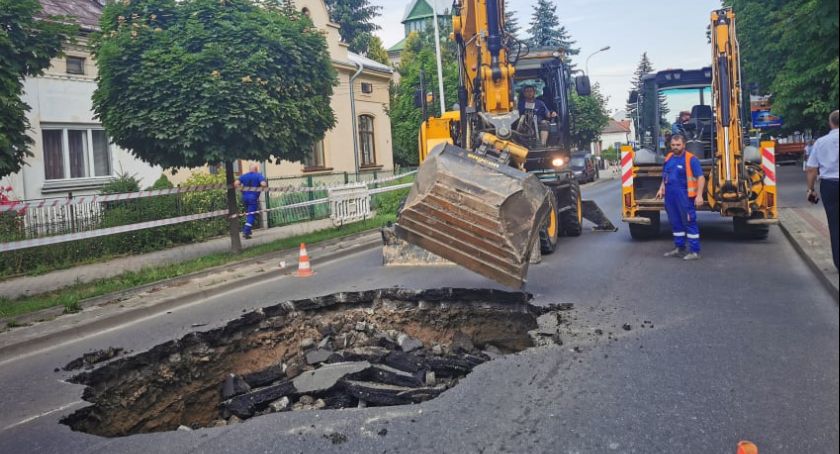 Potężna dziura w drodze na ulicy Poniatowskiego (ZDJĘCIA, WIDEO) 