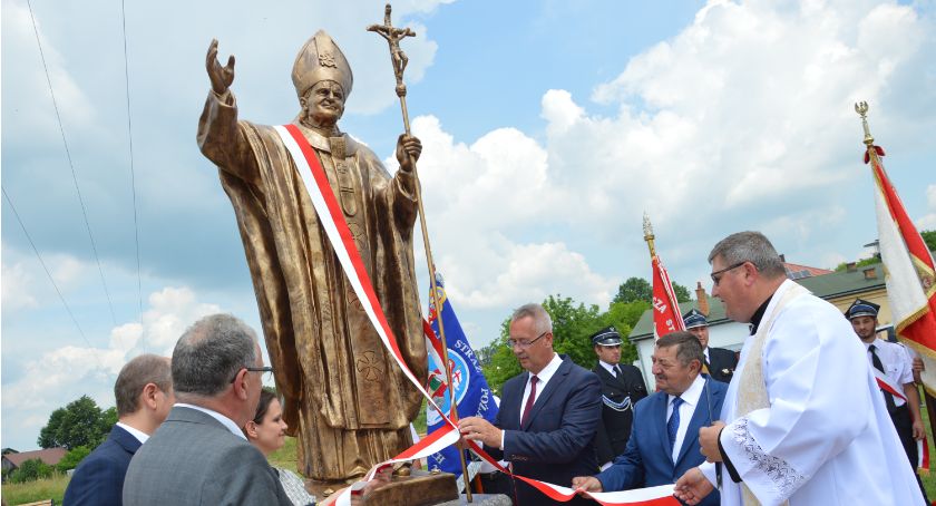 Pomnik św. Jana Pawła II został oficjalnie odsłonięty 