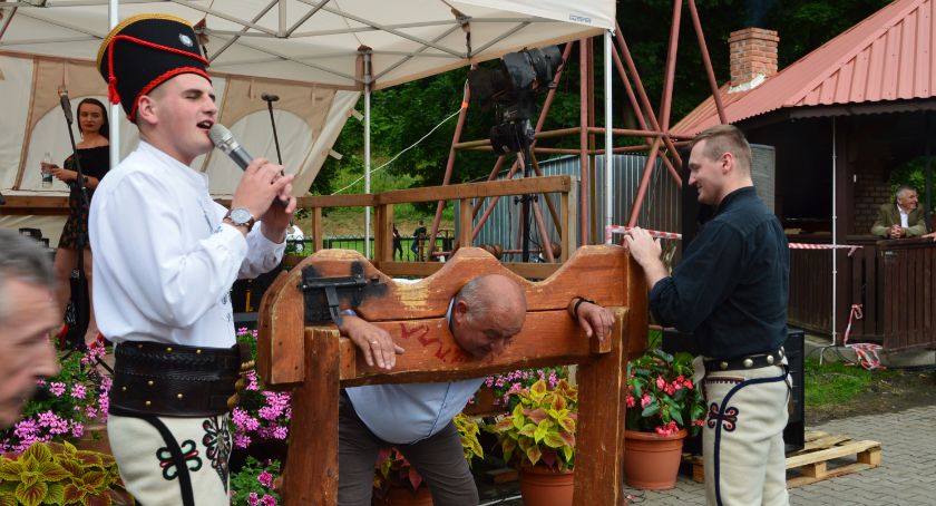 Radny wpadł w ręce Zbójów. Zobaczcie co z nim zrobili. Piknik w Pruchniku Górnym 