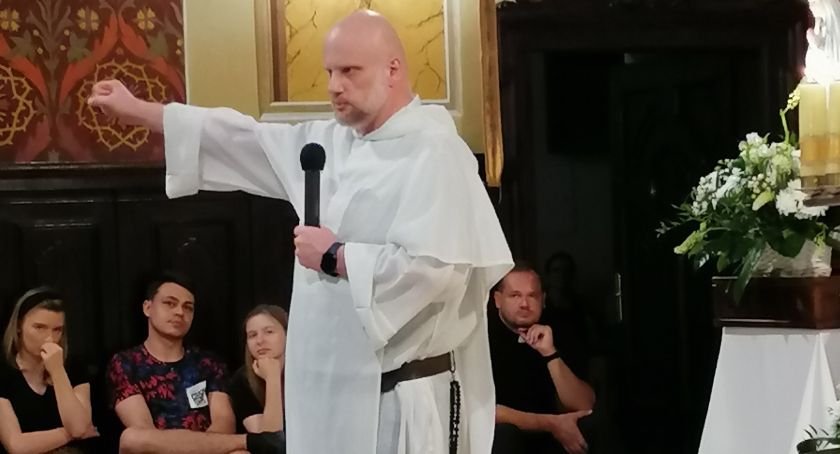 Skończcie wreszcie z tym myśleniem, że będzie lepiej - mówił o. Adam Szustak podczas poniedziałkowego spotkania 